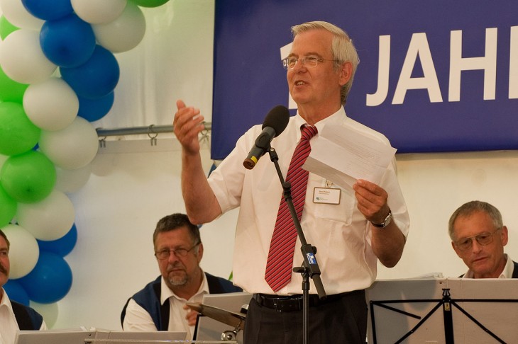 Geschäftsführer Gerd Peters begrüßt die Gäste
