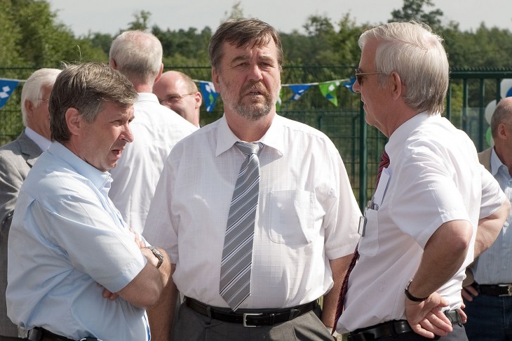 Aufsichtsratsmitglied Frank Oltersdorf, Bürgermeister Hans-Joachim Laesicke (beide Oranienburg) im Gespräch mit Geschäftsführer Gerd Peters (v.l.n.r.)