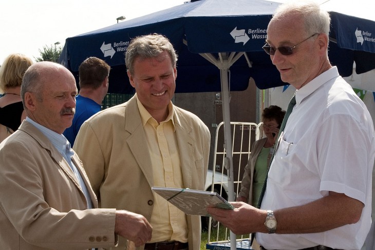 Geschäftsführer Axel Swoboda freut sich über ein Präsent