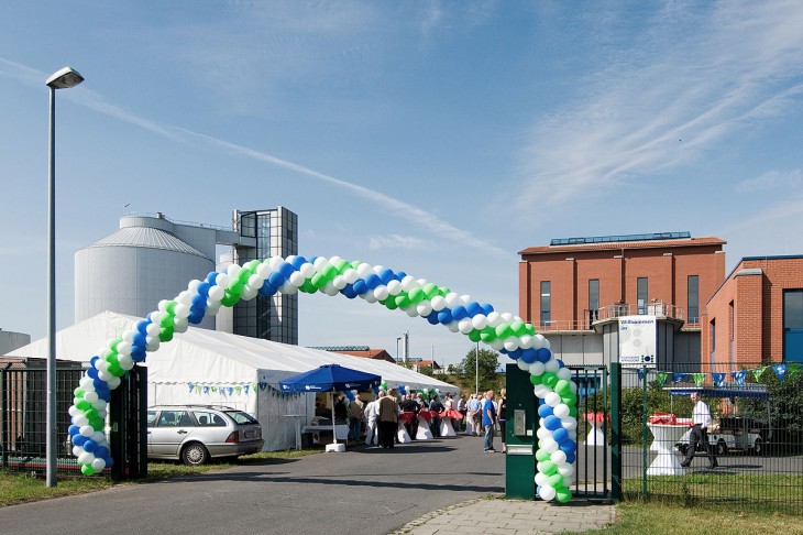 Festlich geschmücktes Werksgelände