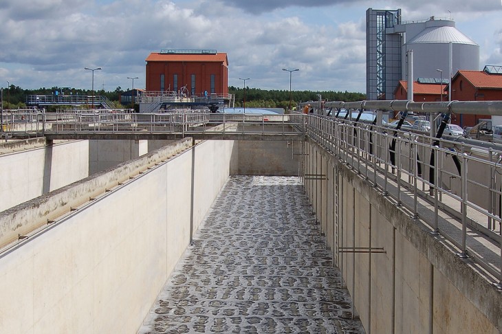 1850 Belüfterelemente (keramische Rohrbelüfter) beim Funktionsnachweis mit Klarwasser