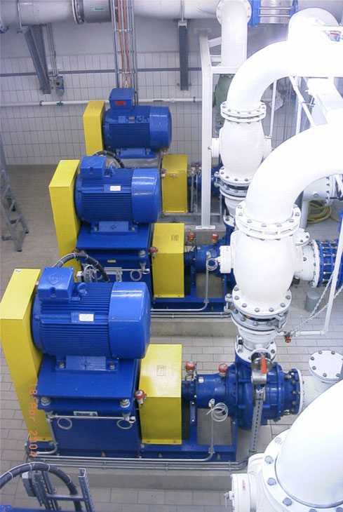 Blick in den Pumpenraum. Die neue Pumpe steht ganz oben. Gut zu erkennen sind die beiden kupferfarbenen Stromzuführungen. Blick in den Pumpenraum. Die neue Pumpe steht ganz oben. Gut zu erkennen sind die beiden kupferfarbenen Stromzuführungen.